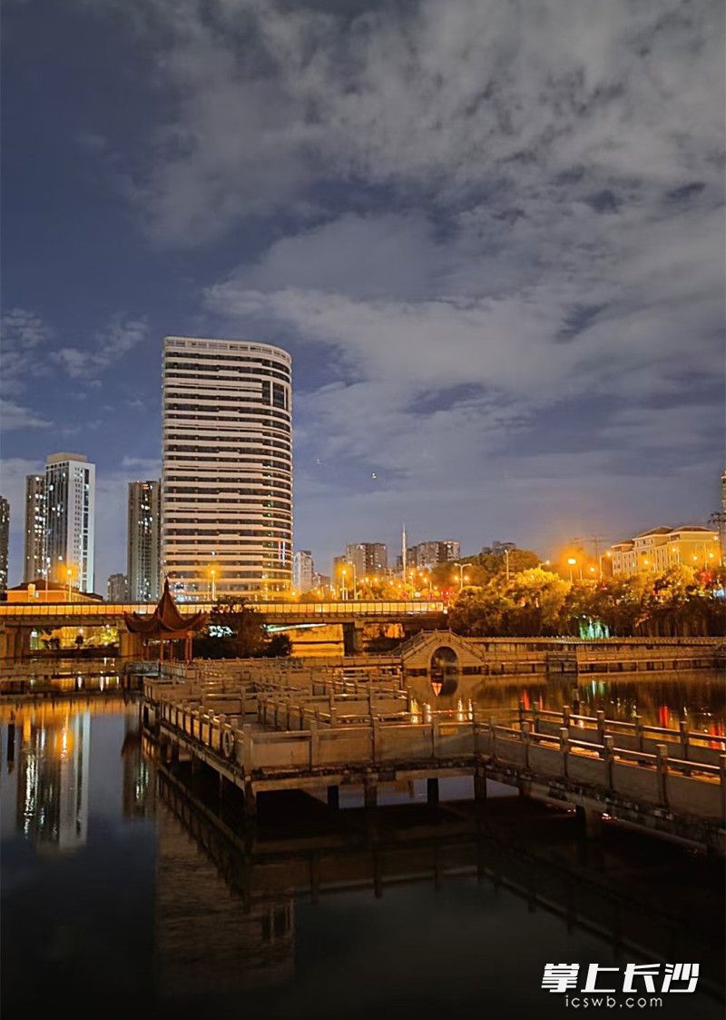 网友在评论区晒出长沙民政职业技术学院的美丽夜景。