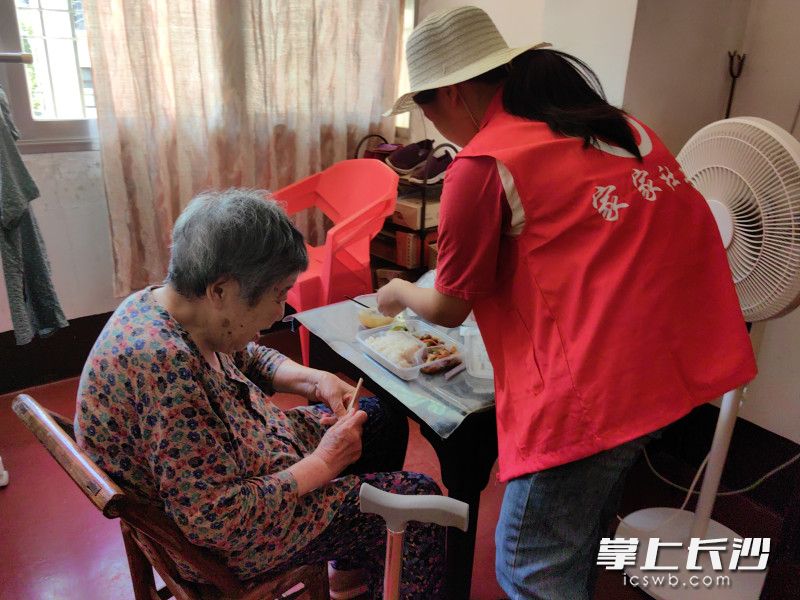 每天为老人送饭，是宁乡市家家为老服务中心社工的日常工作之一。 均为长沙晚报通讯员赵丹供图