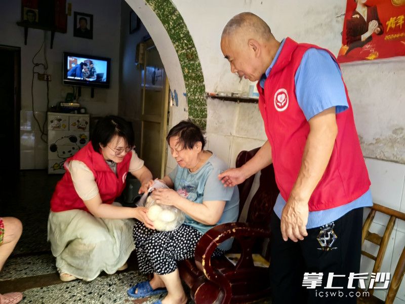 在长沙，“老年友好”并非一句口号，而是融入了日常的点滴关怀之中。