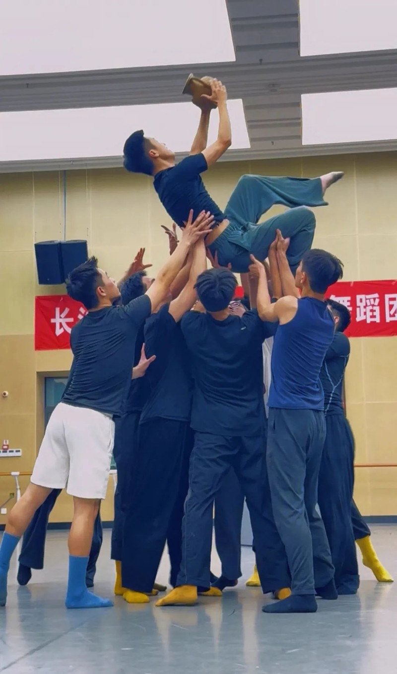 张耘嘉与长沙歌舞剧院舞蹈团的小伙伴在打磨竞演节目《我有方寸心》。除另有署名外，均为长沙歌舞剧院供图。
