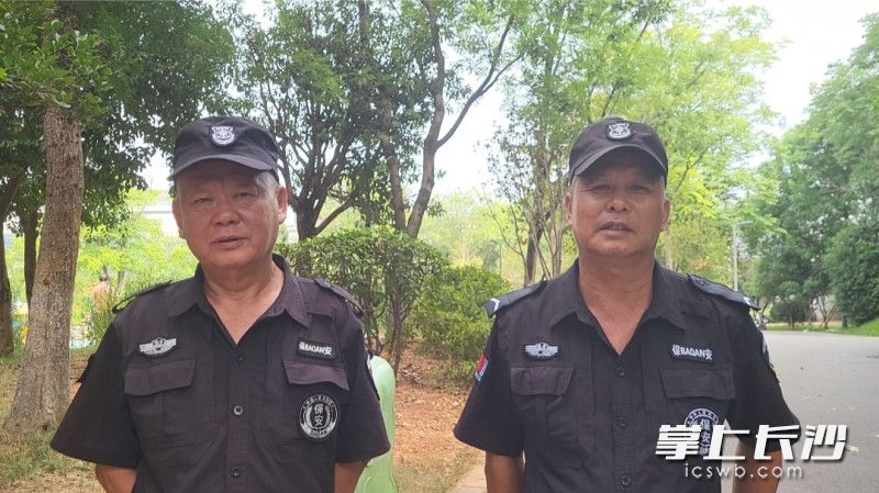 刘建友（图左）回忆当时情形。 均为全媒体记者 匡春林 实习生 黄心怡 摄影报道
