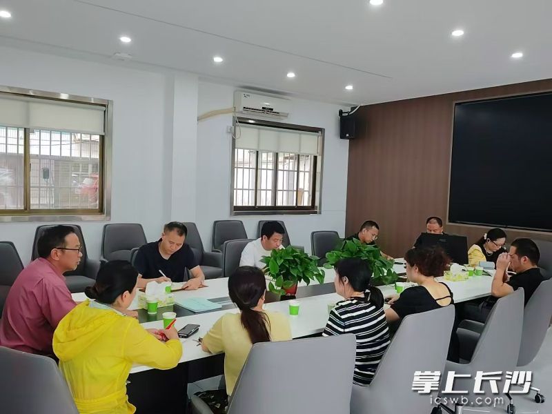 荷花园街道召开多部门联席会解决居民诉求。