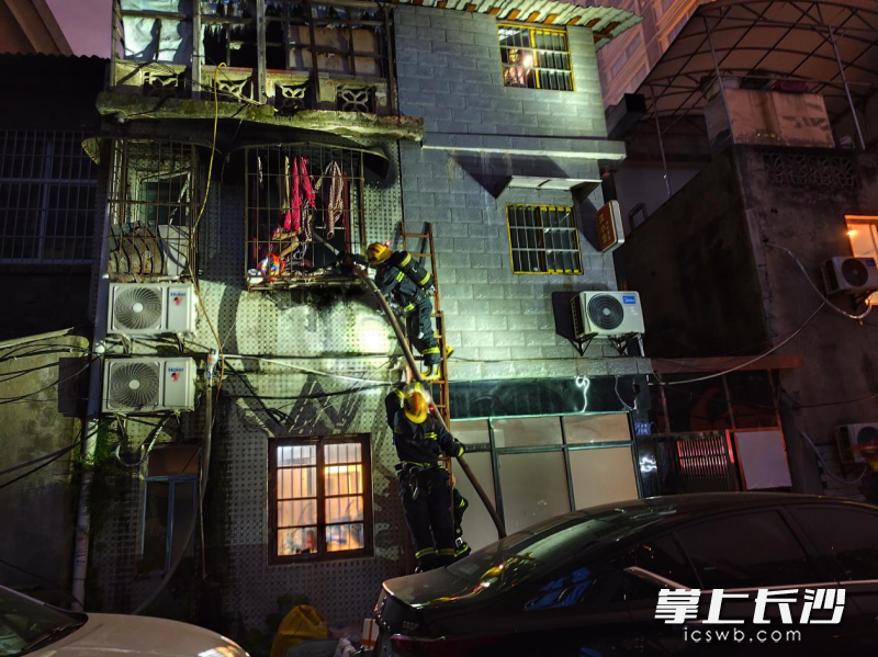 消防员正在灭火救援。 长沙晚报通讯员 谢梦嘉 摄