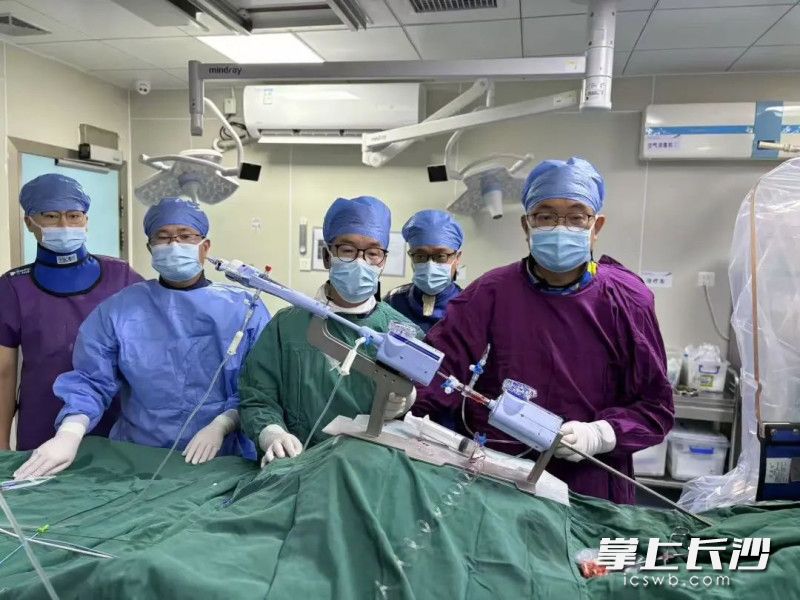 湖南航天医院心血管内科主任、主任医师曾宪友团队为患者实施二尖瓣钳夹手术。通讯员供图 湖南航天医院心血管内科主任、主任医师曾宪友团队为患者实施二尖瓣钳夹手术。通讯员供图