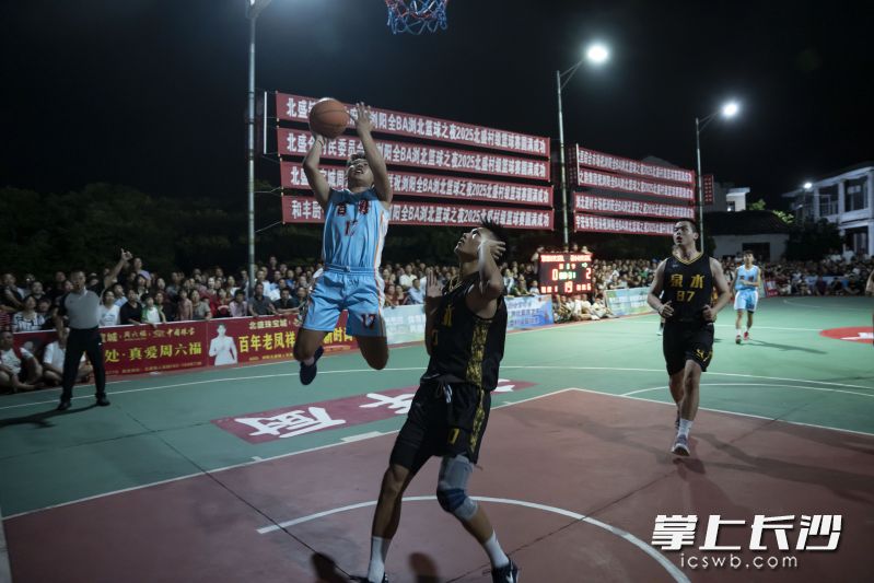选手飞身上篮。