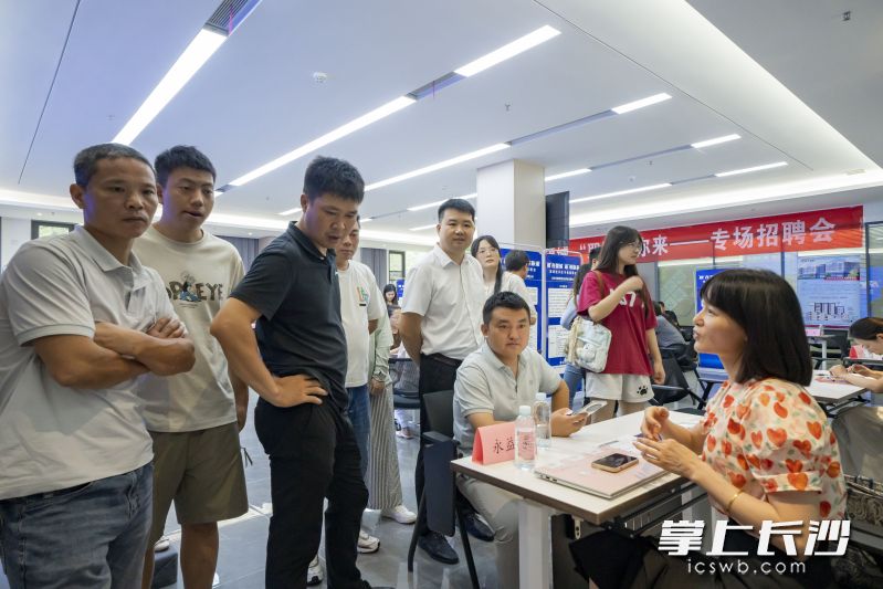 当天的招聘会,吸引了500多人现场参加。均为长沙晚报通讯员 刘月 摄 当天的招聘会,吸引了500多人现场参加。均为长沙晚报通讯员 刘月 摄