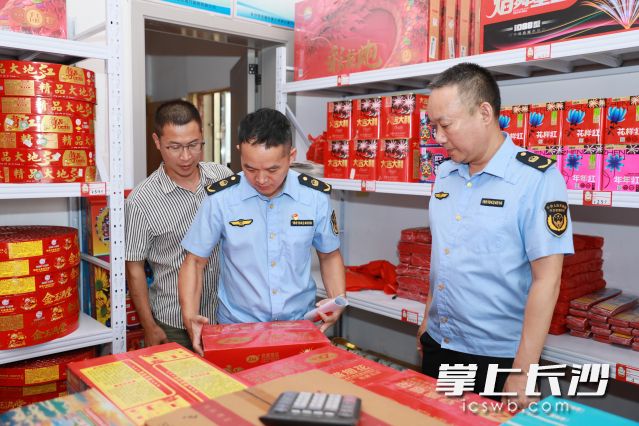 执法人员暗访督查多家烟花爆竹经营、贸易企业。