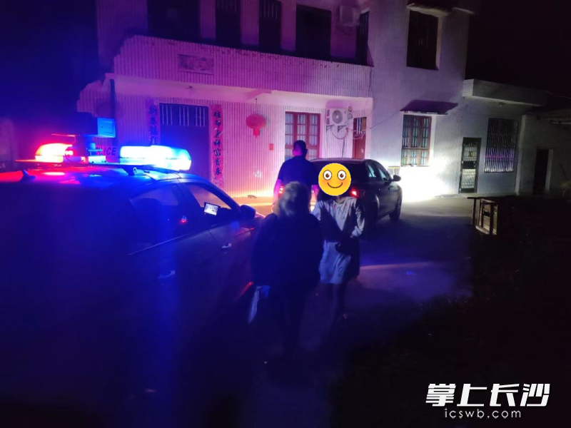 老人被平安送到家中。宁乡公安供图