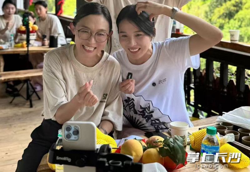 “爱心助农 桃你喜欢”专项助农活动直播现场。 “爱心助农 桃你喜欢”专项助农活动直播现场。