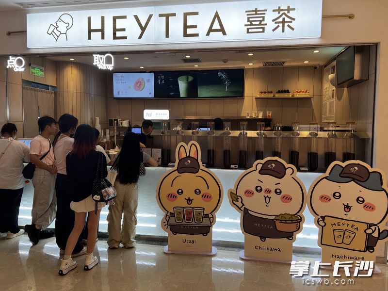 被Chiikawa可爱形象吸引的顾客，在喜茶门店排队购买联名产品。长沙晚报全媒体记者 陈星源 实习生 贺帅 摄