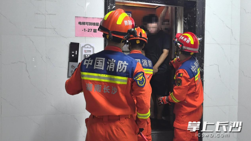 消防员解救故障电梯内被困人员。 长沙晚报通讯员 罗伊文 摄