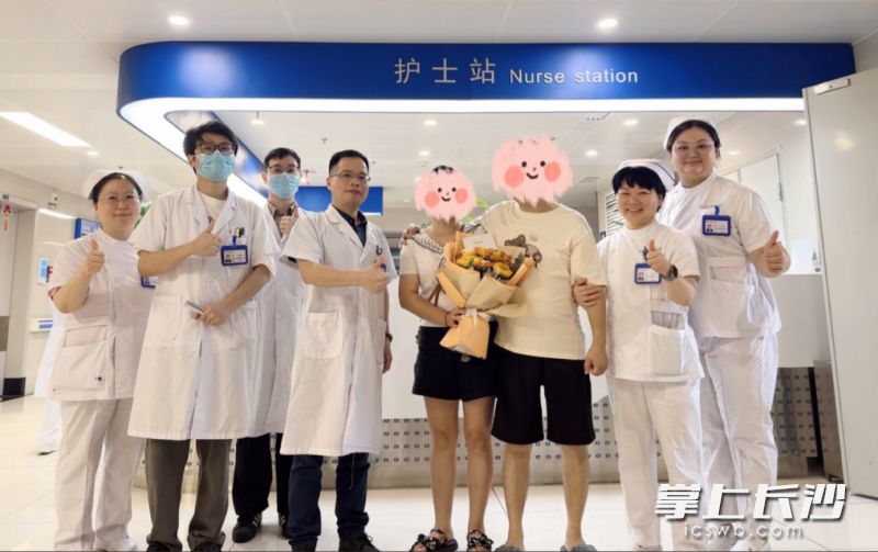 抢救成功的患者,出院前携家人与医护人员高兴地合影。 通讯员供图 抢救成功的患者,出院前携家人与医护人员高兴地合影。 通讯员供图
