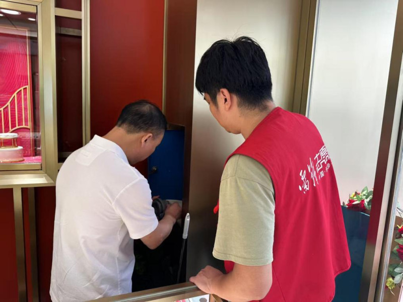 “商圈安全守护队”深入一线
