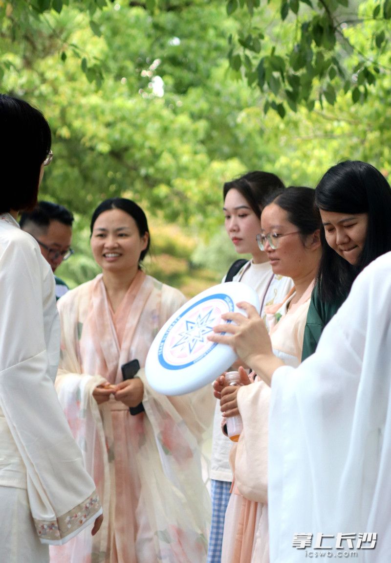 活动以年轻情侣为核心受众，将传统礼仪与现代体验巧妙融合。