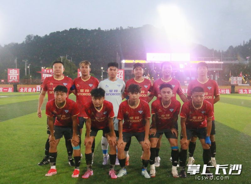8月15日比赛的宁乡金洲星邦智能足球队首发阵容。长沙晚报通讯员 周阳 摄
