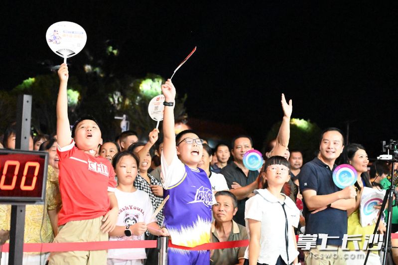 比赛间隙，主持人围绕反电诈、防溺水等安全主题提问，观众踊跃抢答。长沙晚报全媒体记者 佘倩文 摄