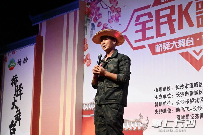 数名“草根歌者”从田间地头、校园课堂汇聚，以歌为媒唱响桥驿旋律，为乡村夜晚注入活力。桥驿镇政府 供图