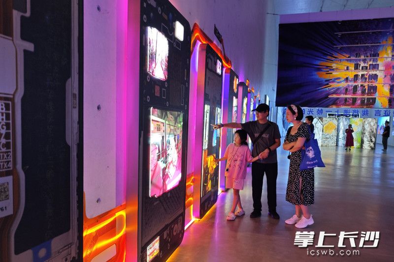 市民在观展。