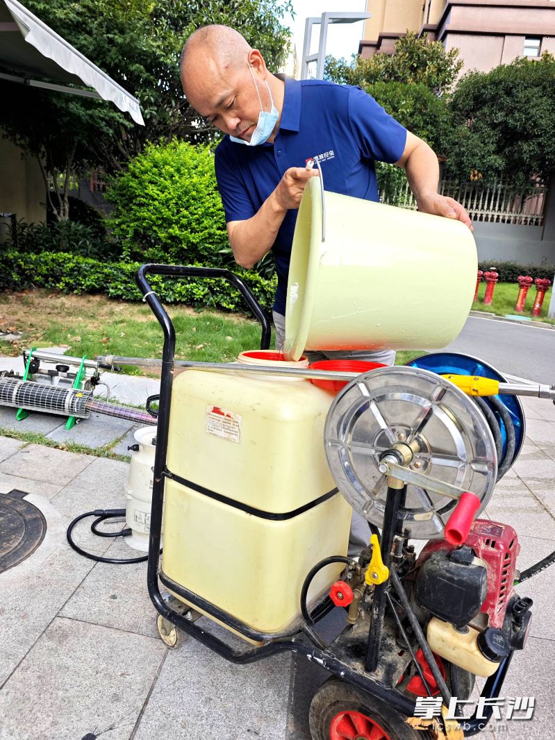 每次消杀,马大勇都要亲力亲为。 每次消杀,马大勇都要亲力亲为。