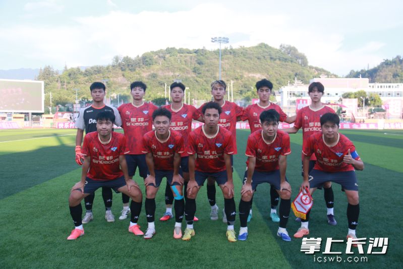 8月17日比赛的宁乡金洲星邦智能足球队首发阵容。照片均为长沙晚报通讯员 付建强 周阳 摄影报道