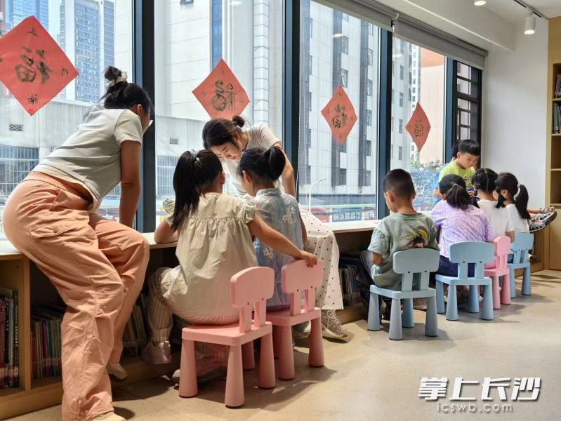 普惠性收费社区暑期公益托管，陪伴孩子们的不再是居委会大妈，而是专业社工和老师。均为长沙晚报全媒体记者 李卓 摄