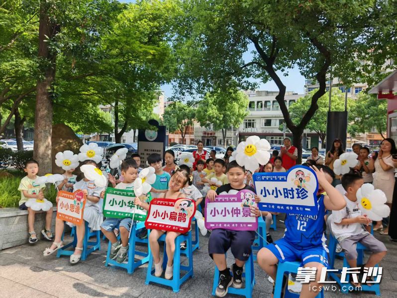 得益于医院工会的支持，社区高质量完成一线医护人员暑假托管服务。