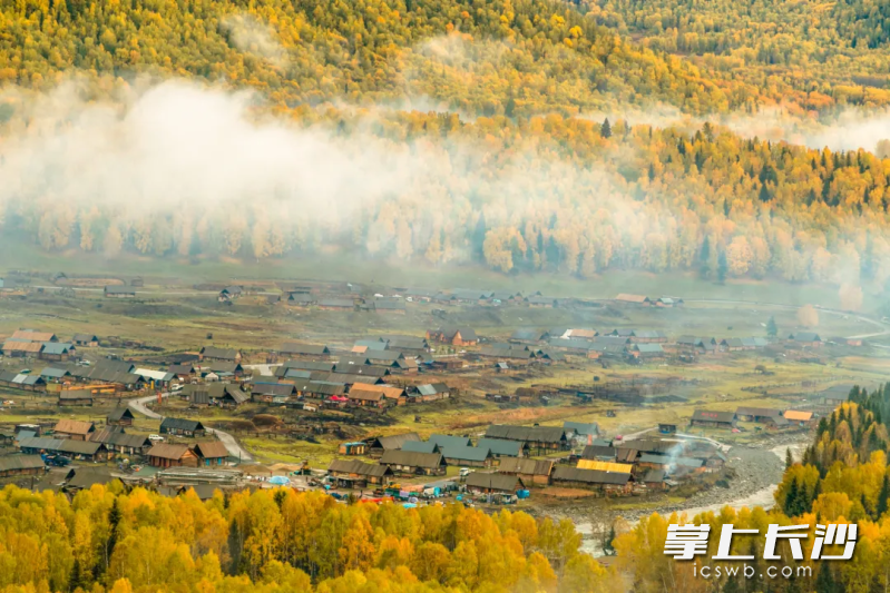 隐于阿勒泰群山间的图瓦村落,是童话田园诗般的村庄。 隐于阿勒泰群山间的图瓦村落,是童话田园诗般的村庄。