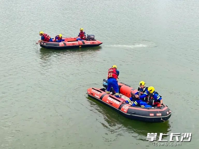 图为岳麓蓝天救援队在进行打捞作业。岳麓蓝天救援队供图 图为岳麓蓝天救援队在进行打捞作业。岳麓蓝天救援队供图