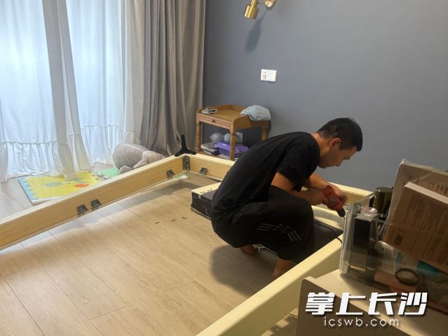 工作人员上门拆除李女士家中新床具，并打包装走。 均为长沙晚报全媒体记者 舒元臻 摄
