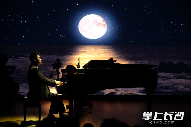 盲人钢琴家刘浩独奏音乐会震撼上演。