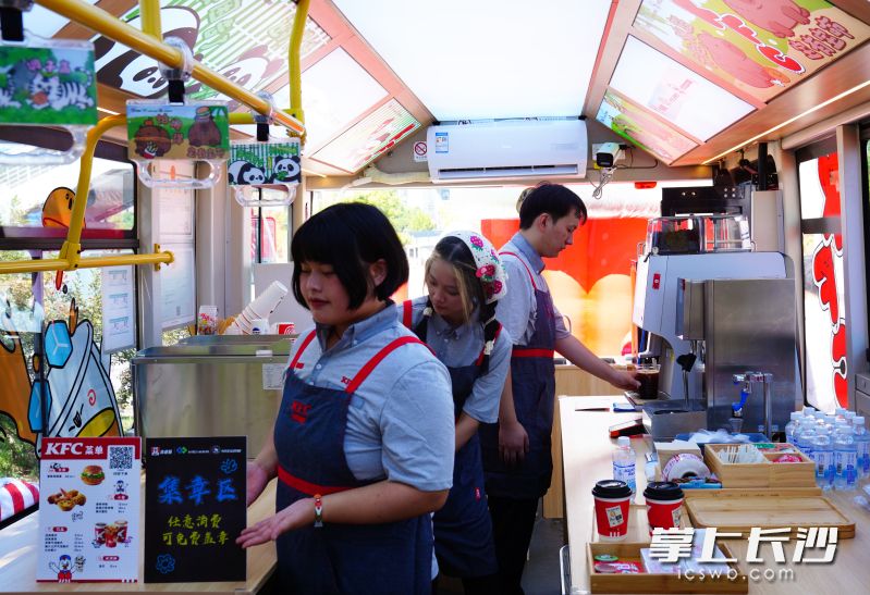 工作人员正在餐车上忙碌。