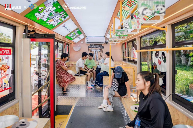 不少市民在咖啡巴士上体验。