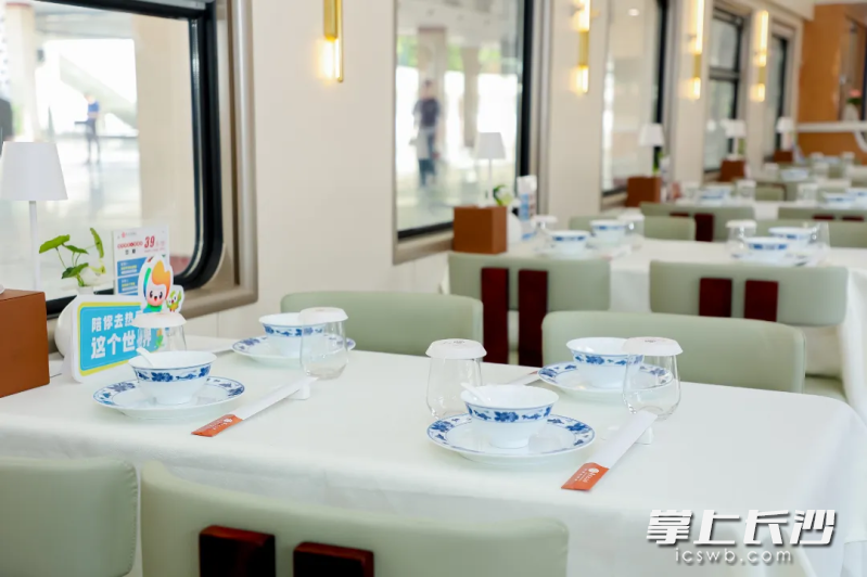 专用餐车及专用厨师团队，为您解锁湘味+沿线风味美食。