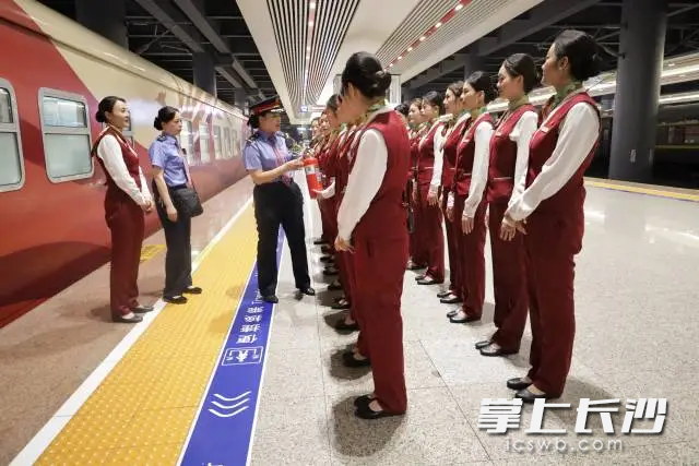 “南方列车·潇湘号”安排24小时专属管家随行。