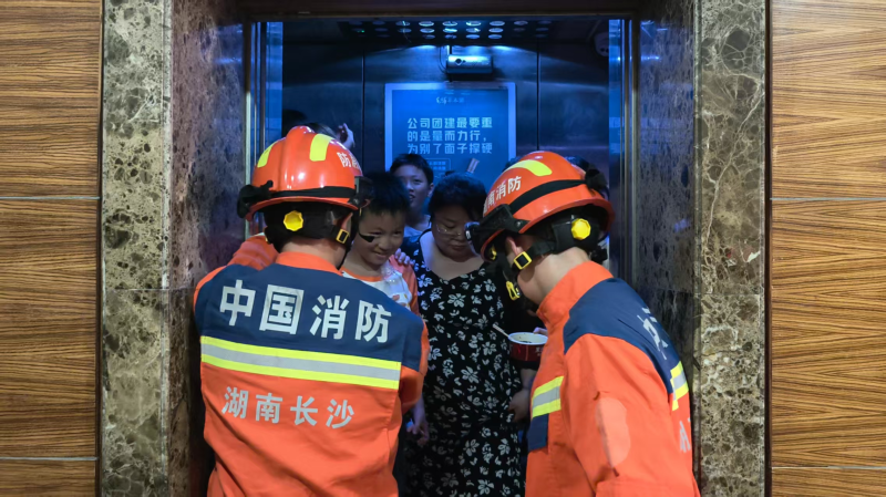 消防员正在解救被困电梯的群众。 长沙晚报通讯员 谢梦嘉 摄 消防员正在解救被困电梯的群众。 长沙晚报通讯员 谢梦嘉 摄