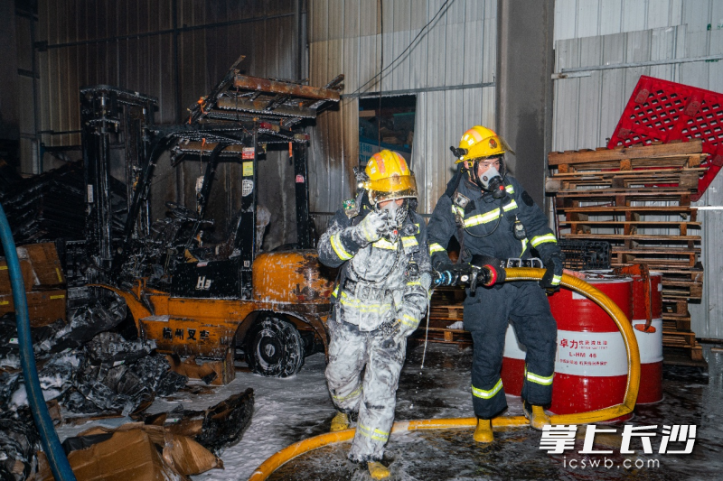 消防员全力灭火。 长沙晚报通讯员 张佳欣 摄