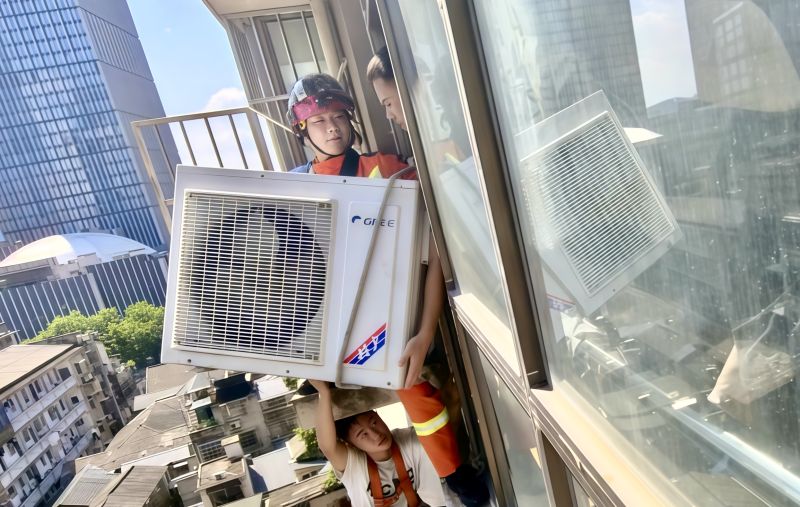 消防员高空救援遇险人员。 长沙晚报通讯员 谢梦嘉 摄