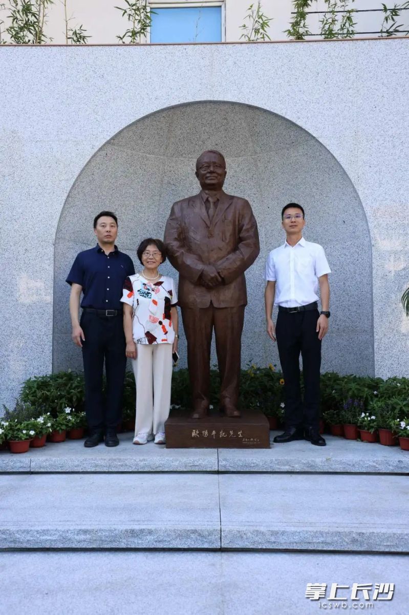 长郡中学代表与欧阳平凯院士铜像、欧阳平凯院士之子欧阳磊（左一）合影。