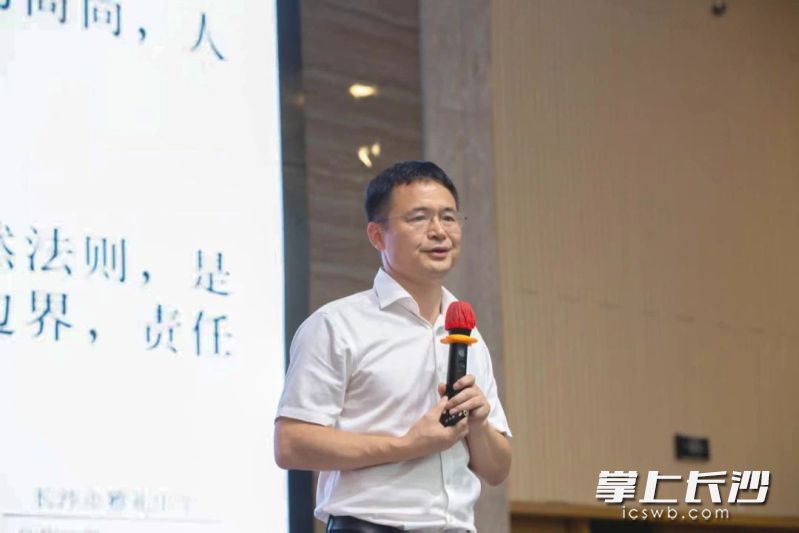校长王良开讲高一新生第一课，共话“雅礼”涵义。 长沙晚报通讯员 王佳骏 摄