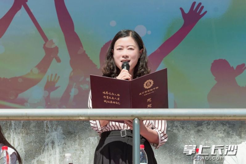 长沙市实验中学校长张桃寄语学生。