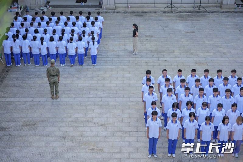 长沙市实验中学的学子站军姿中。 长沙晚报通讯员 刘懿夫 摄