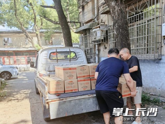 18日,一辆满载着100具全新灭火器的小货车驶入湘训小区。 长沙晚报全媒体记者 舒元臻 摄 18日,一辆满载着100具全新灭火器的小货车驶入湘训小区。 长沙晚报全媒体记者 舒元臻 摄