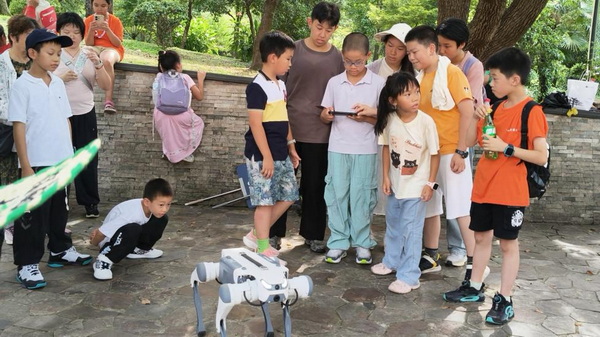 小选手与机器人互动。 小选手与机器人互动。