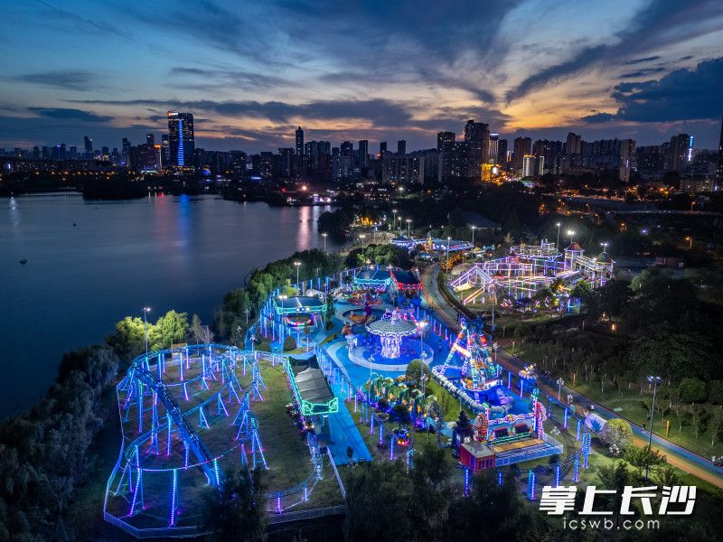 随着太阳落下，西湖公园边纳凉的市民逐渐多了起来。均为长沙晚报全媒体记者郭雨滴摄