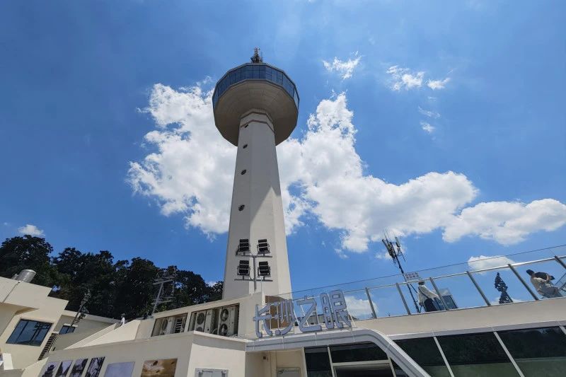第一代的旋转观光厅（图一、图二），与第二代的“长沙之眼”，不变的是岳麓山电视塔标志性的塔身。图一、图二均为受访者供图，图三为郭雨滴 摄
