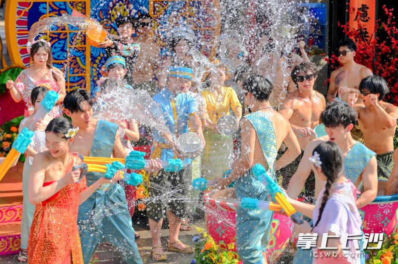 长沙方特傣式泼水节现场，浓浓的傣家风情扑面而来。均为长沙晚报全媒体记者贺文兵摄