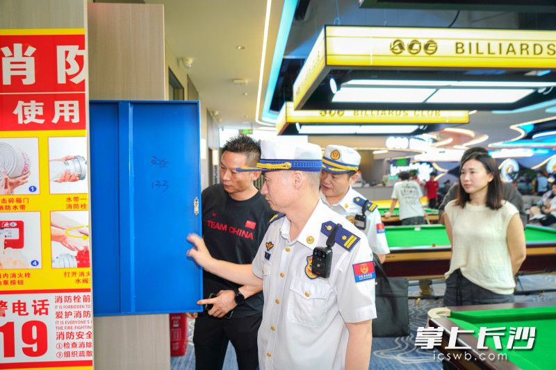消防监督员正在夜查。 长沙晚报通讯员 刘雅莉 摄