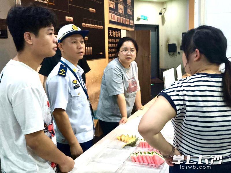消防监督员在夜查中。 长沙晚报通讯员 熊方圆 摄