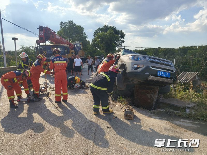 图为救援现场。 长沙晚报通讯员 王磊 摄