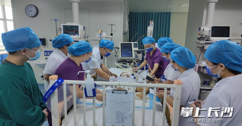 长沙市中心医院儿童重症监护室的医护人员精心守护高楼坠落的患儿，14天后转入儿童普通病房。 均为通讯员供图